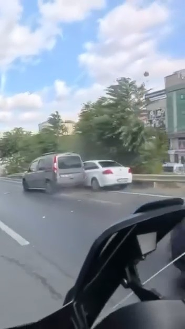 Pendik D-100'de motosiklete otomobil çarptı, sürücü yaralandı; kaza kask kamerasında
