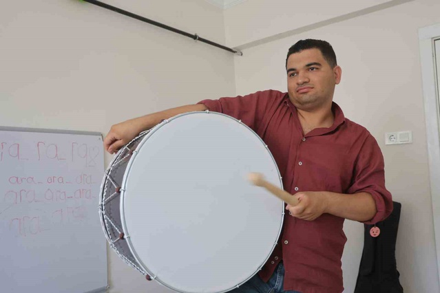 Profesörün 'okuma yazma öğrenemez' dediği otizmli Ertuğrul, konservatuardan mezun oldu