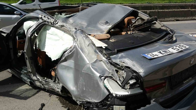 İstanbul'da korkunç kaza! Lüks otomobil hurdaya döndü, sürücü ağır yaralı