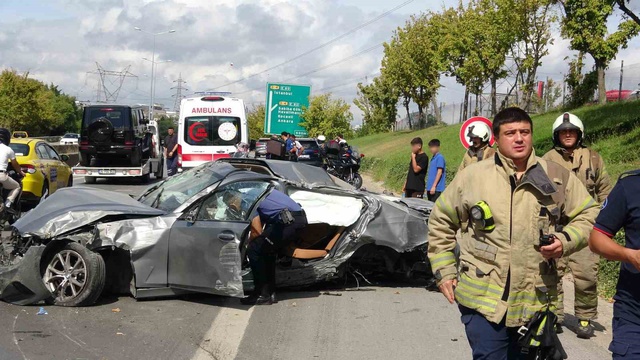 <a class='keyword-sd' href='/istanbul/' title='İstanbul'>İstanbul</a>'da korkunç kaza! Lüks otomobil hurdaya döndü, sürücü ağır yaralı