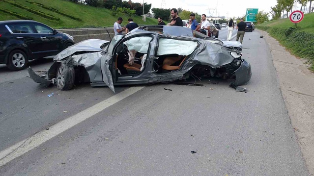 Sancaktepe'de BMW, Fiat Doblo'ya çarparak takla attı; sürücü ağır yaralı