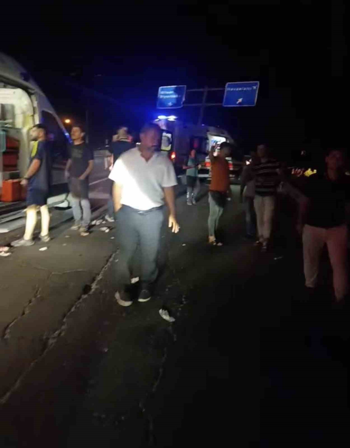 Şanlıurfa\'da damperi açık kamyonun devirdiği levhalar otomobile düştü, 7 kişi yaralandı