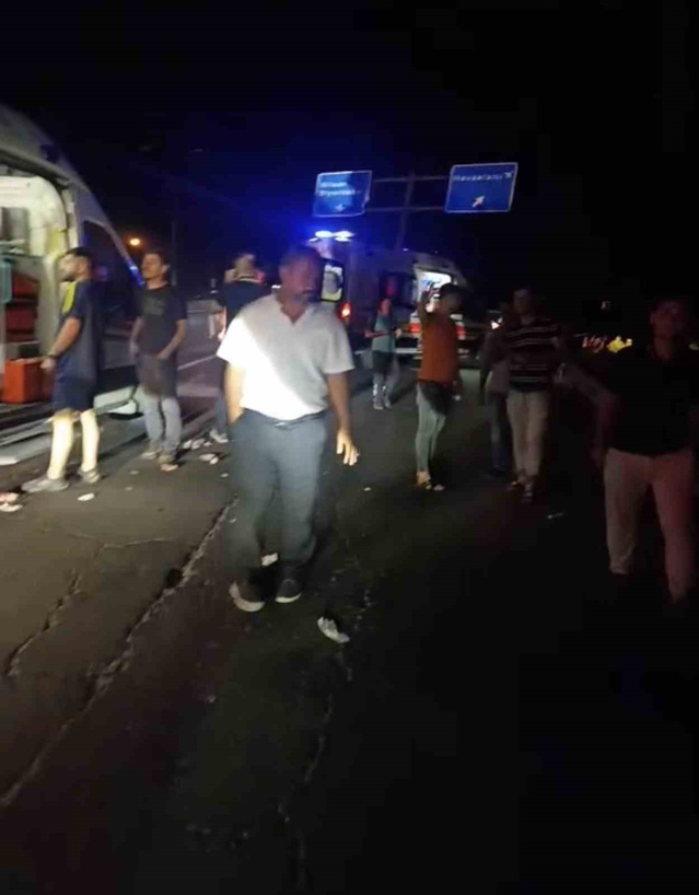 Şanlıurfa'da damperi açık kamyonun devirdiği levhalar otomobile düştü, 7 kişi yaralandı