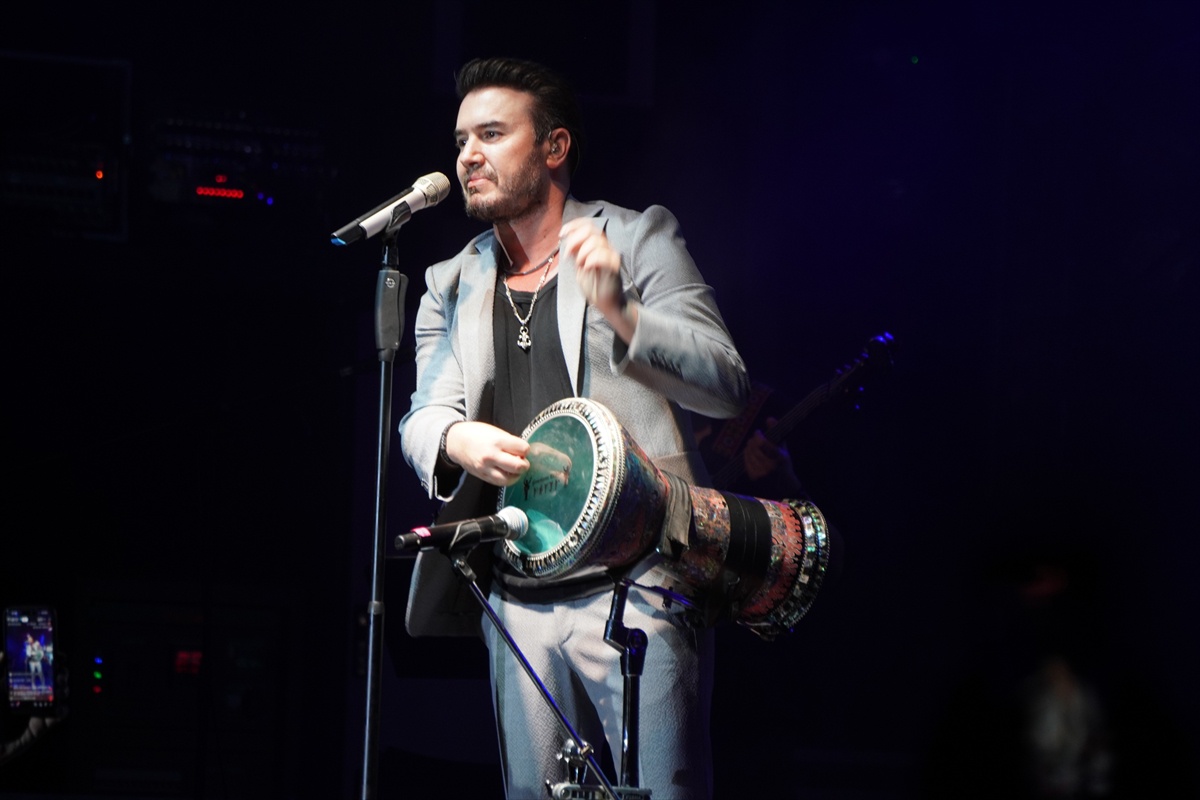 Mustafa Ceceli Antalya\'daki otel konserinde darbuka ve org çalarak alkış aldı
