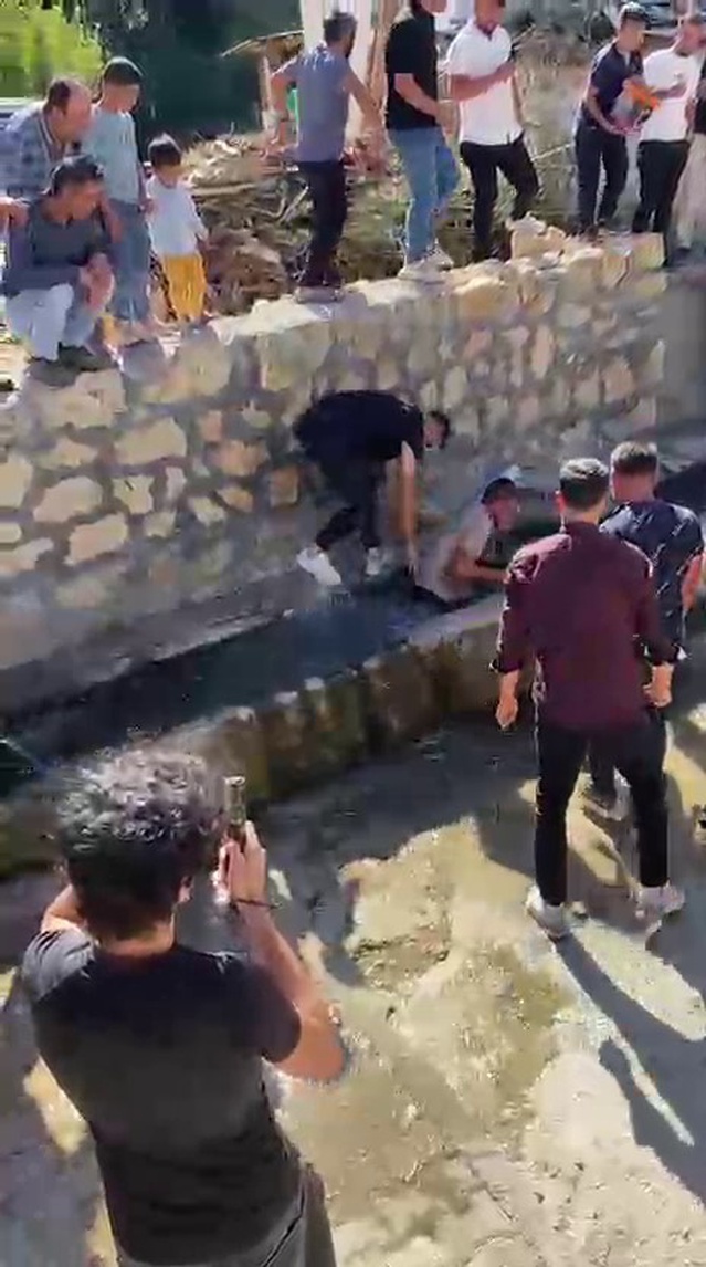 Sivas Şarkışla'da damat ve sağdıç, düğün geleneğiyle çeşmede suya basıldı