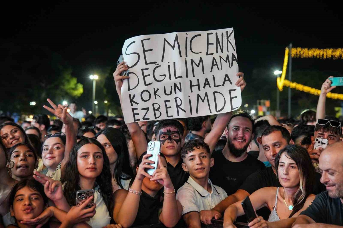 İzmir Enternasyonal Fuarı\'nda Semicenk konseri ve "İki Kişilik Oyun" sahnelendi