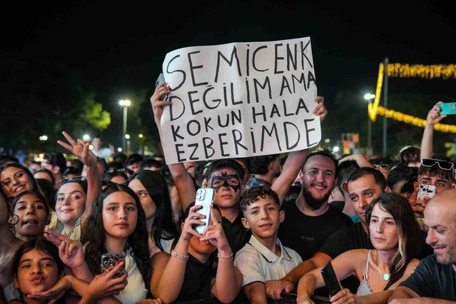 İzmir Enternasyonal Fuarı'nda Semicenk konseri ve "İki Kişilik Oyun" sahnelendi