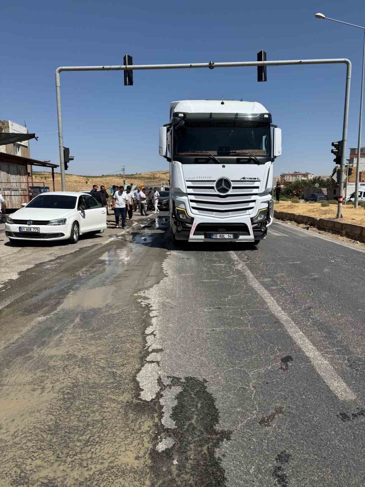 Siirt Kurtalan'da kamyon kırmızı ışıkta bekleyen iki araca çarptı