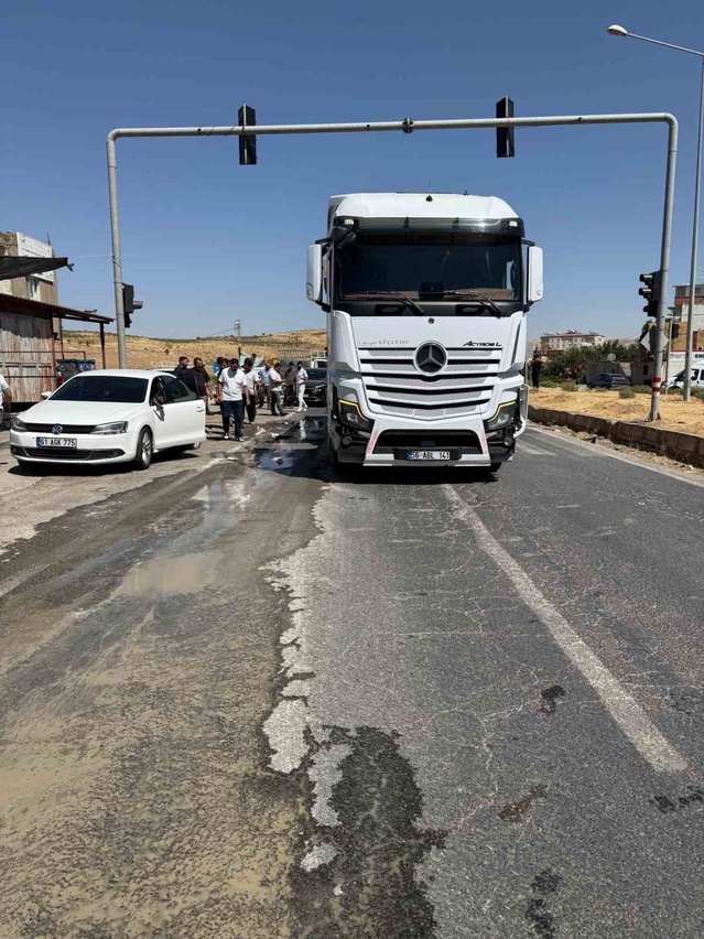 Siirt Kurtalan'da kamyon kırmızı ışıkta bekleyen iki araca çarptı