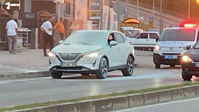 Sinop'ta SUV aracın motoru alev aldı, polis memuru yangını büyümeden söndürdü