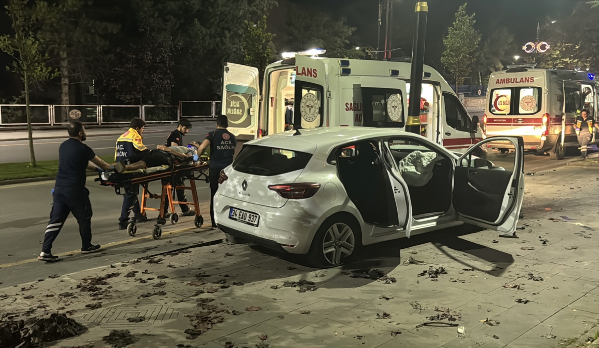 Sivas Kümbet Mahallesi\'nde otomobil aydınlatma direğine çarptı, 3 kişi yaralandı