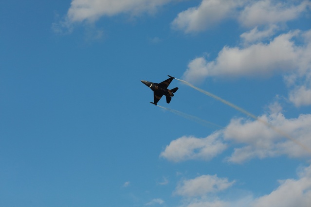 SOLOTÜRK, Fransa'daki hava üssünde F-16 ile gösteri uçuşu yaptı