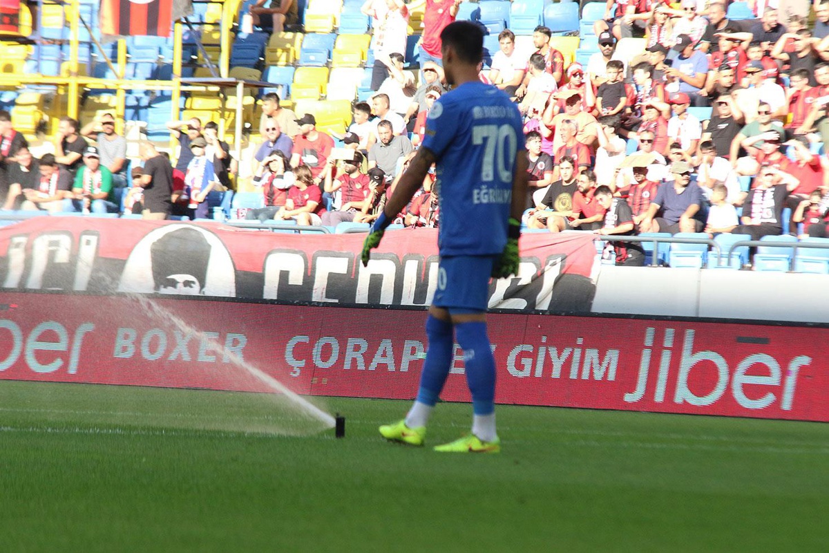 Süper Lig\'de ilginç anlar! Maç oynanırken kimse ne olduğunu anlayamadı