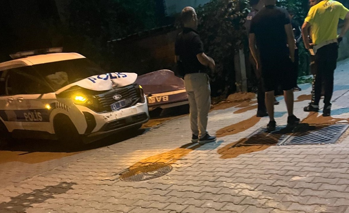 Darıca\'da polisten kaçan araçtaki 2 şüpheli yakalandı, 1 polis hafif yaralandı