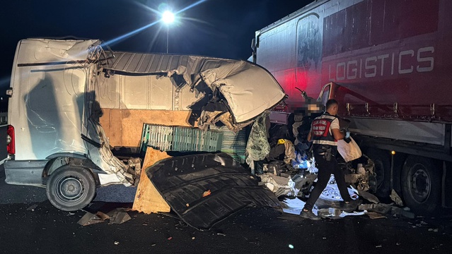 Tekirdağ Ergene'de minibüs TIR'a arkadan çarptı, 1 kişi öldü, 1 kişi ağır yaralandı