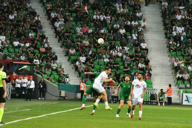 Sakaryaspor sahasında Adana 01 Futbol Kulübü SK'yı 2-0 yendi
