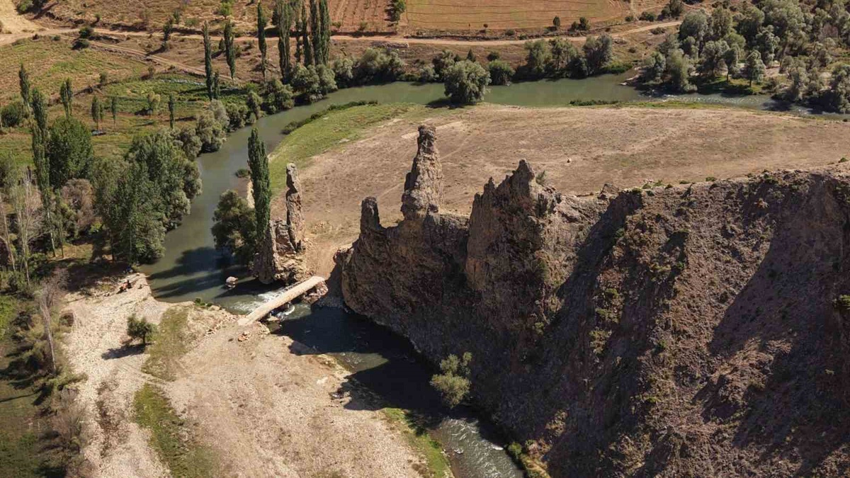 Adana Tufanbeyli'de kayalıklar ve mağaralar doğa turizmi için umut veriyor