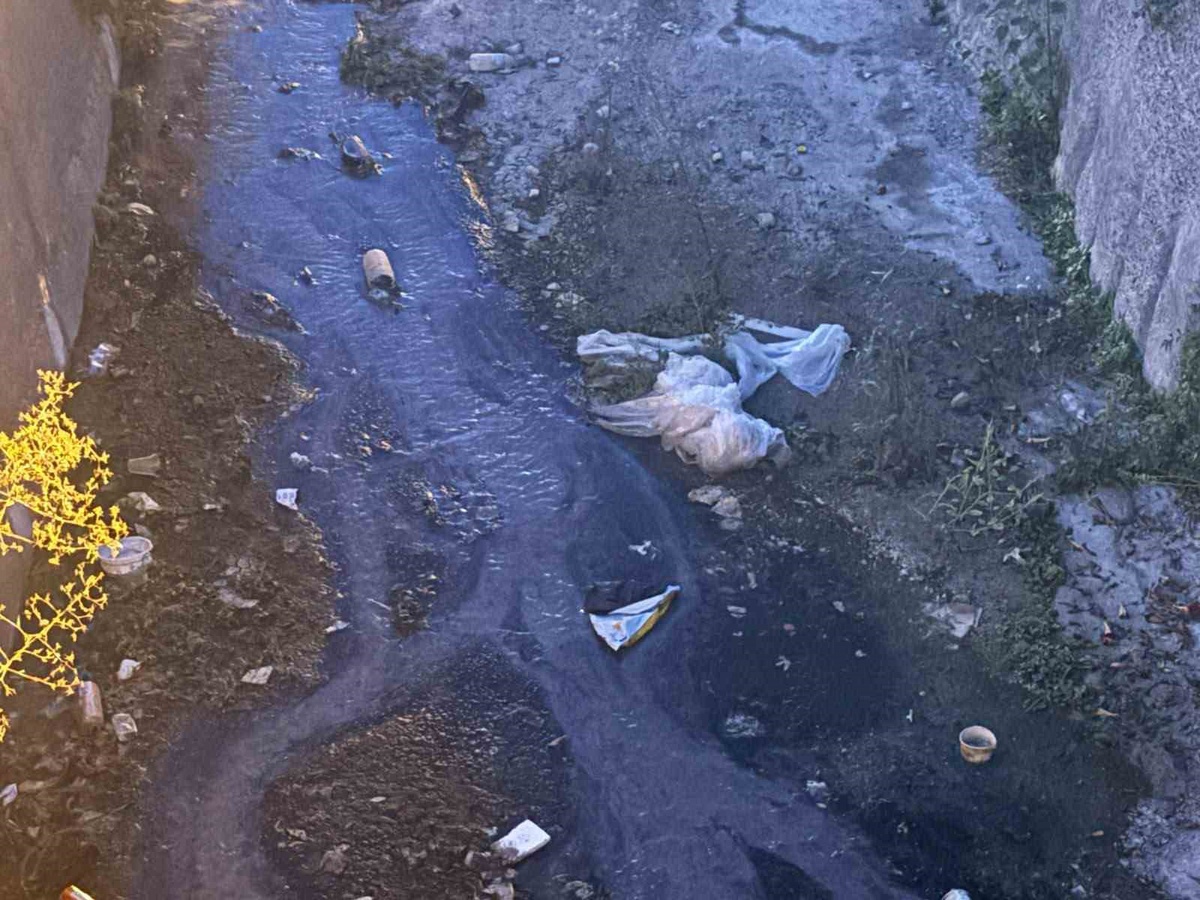 Urla\'da deredeki kirliliğe emekli öğretmenden belediyeye çağrı