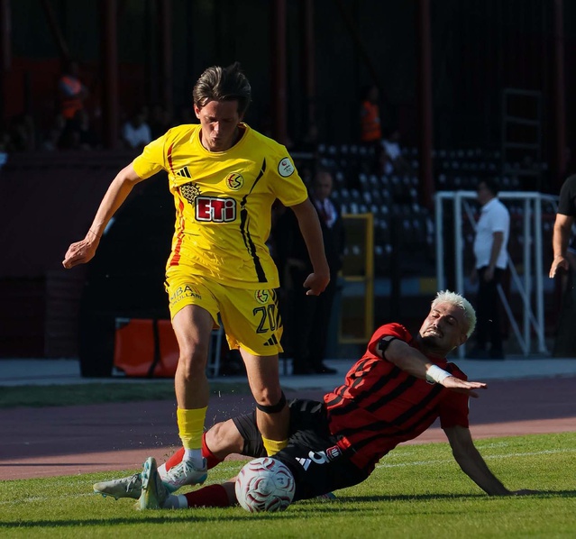 Uşakspor, 2-0 öne geçtiği maçta Eskişehirspor'la 2-2 berabere kaldı