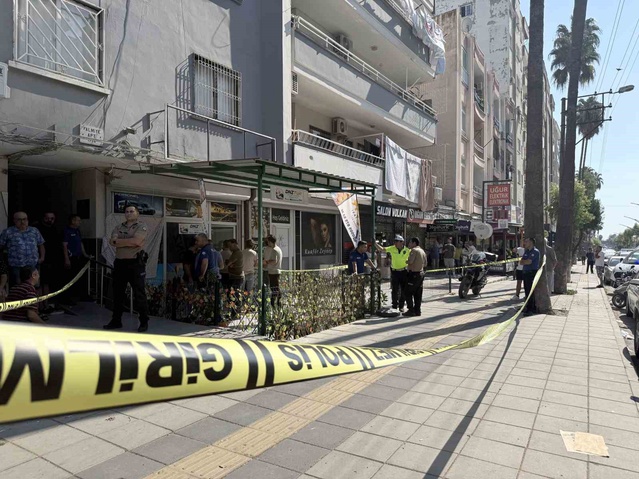 Tarsus'ta uzaklaştırma kararına rağmen iş yerine giden koca eşini öldürüp intihar etti