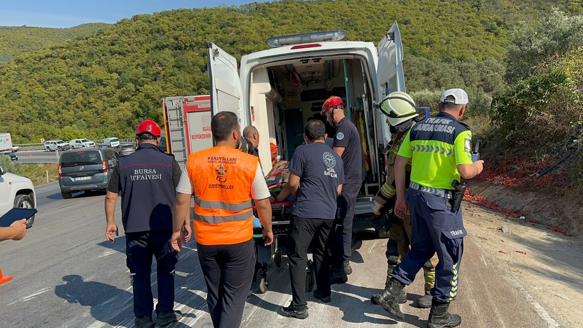 İznik\'te domates yüklü kamyon otomobile çarpıp devrildi, 1 kişi hayatını kaybetti