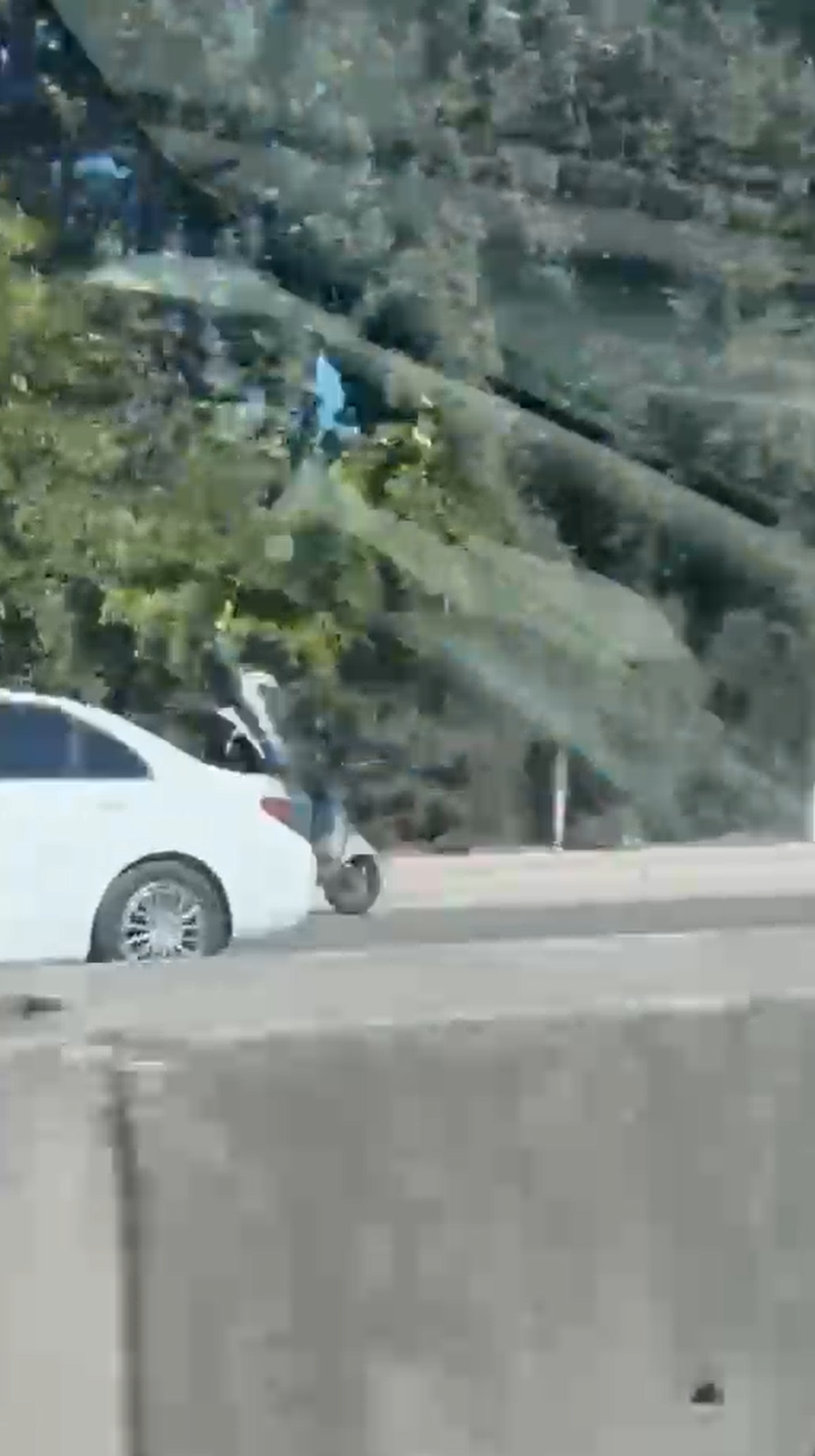 Yalova-İzmit kara yolunda ters yönde ilerleyen motosiklet sürücüsü kamerada