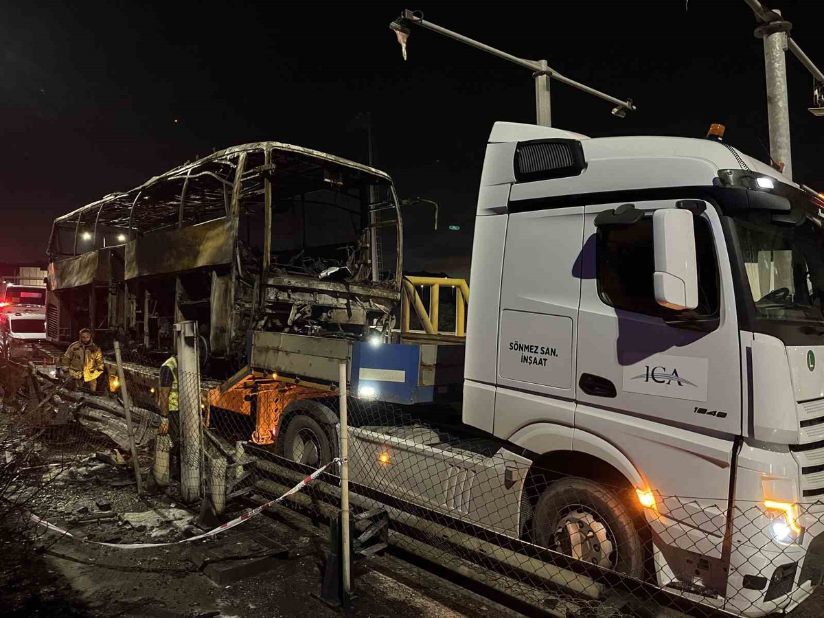 Kuzey Marmara Otoyolu\'nda yanan otobüste ölen 2 kişinin cenazesi Adli Tıp\'a götürüldü