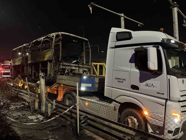 Kuzey Marmara Otoyolu'nda yanan otobüste ölen 2 kişinin cenazesi Adli Tıp'a götürüldü