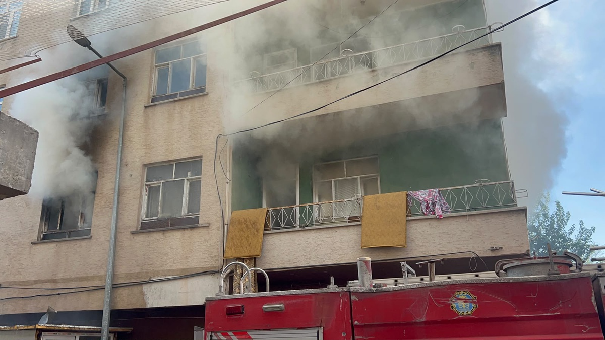 Diyarbakır Bismil\'de yangında 4 kişi dumandan etkilendi, 3\'ü hastanede