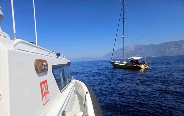 Fethiye açıklarında yelkenli teknede 16'sı çocuk 64 düzensiz göçmen yakalandı