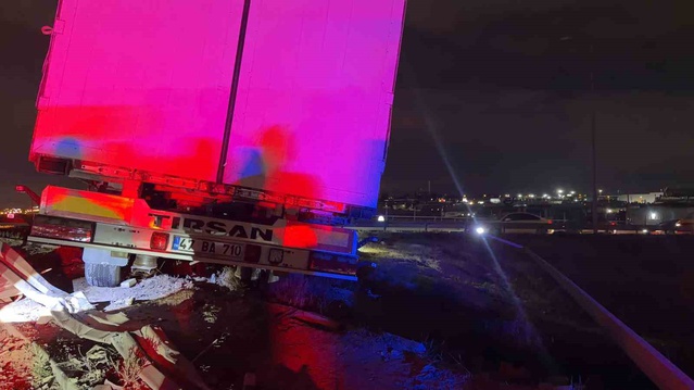 Gebze'de virajı alamayan tır bariyerleri aştı, şoför kayıplara karıştı