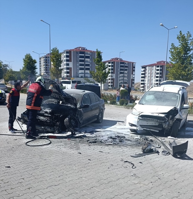 Yozgat'ta otomobil ile hafif ticari araç çarpıştı, yaralanan sürücü hastaneye kaldırıldı