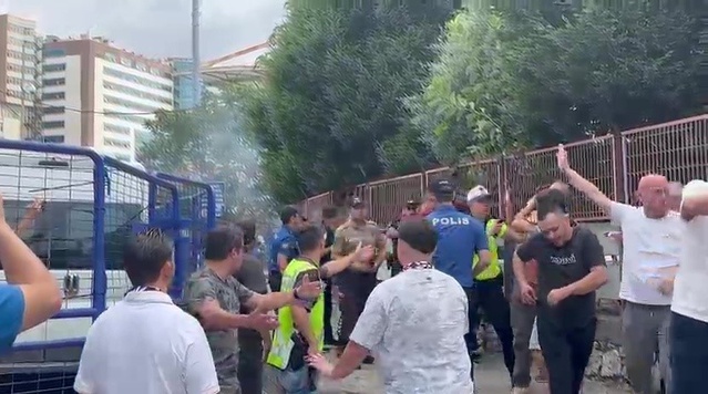 Zonguldakspor-Karabük İdmanyurdu derbisi öncesi taraftarlar stadyum çevresinde kavga etti