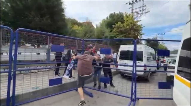 Zonguldak Kömürspor maçı öncesi taraftarlar polis barikatına saldırdı, biber gazı kullanıldı