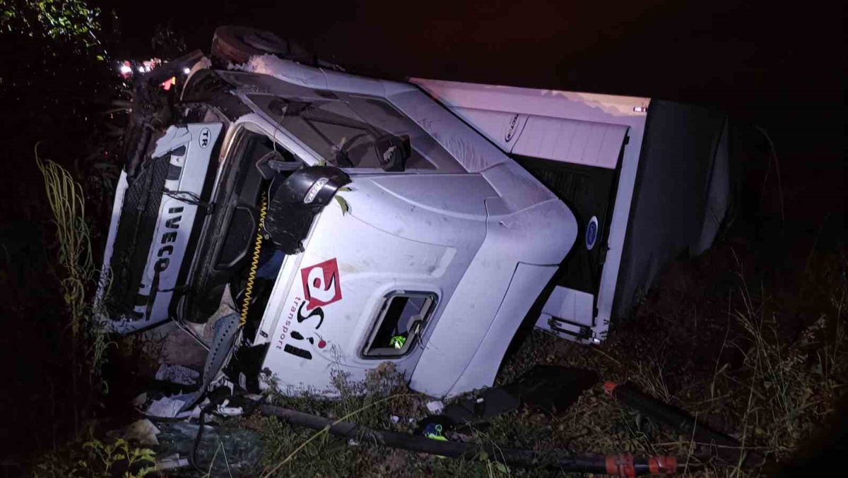 Bursa Yenişehir\'de alkollü tır motosiklete çarptı, 2 genç hayatını kaybetti