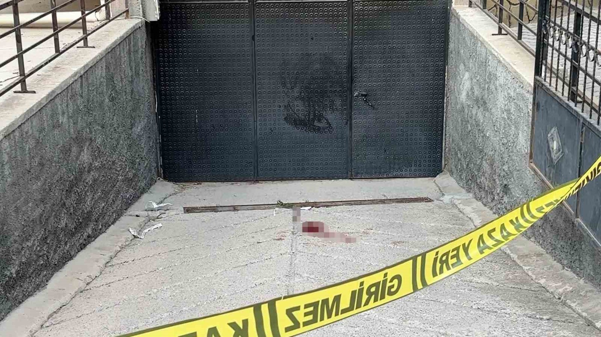 Aksaray\'da 5. kattan düşen 18 yaşındaki genç kız ağır yaralandı