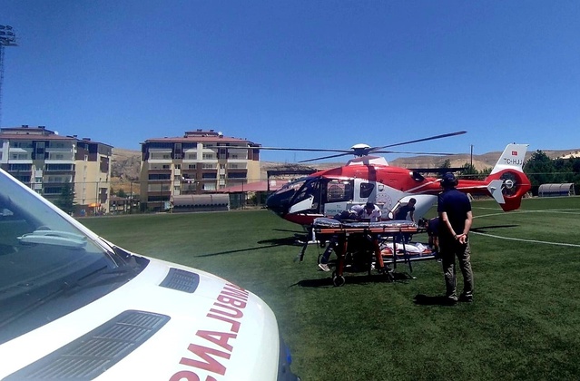 Felç geçiren 71 yaşındaki hasta Darende'den hava ambulansıyla Malatya'ya sevk edildi