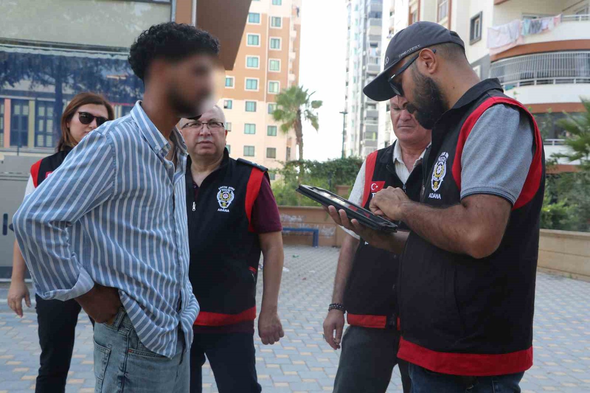 Adana\'da okul çevrelerinde polis denetimi, narkotik köpekleri de katıldı