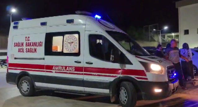 Adana Kozan'da otomobilin çarptığı yaya bariyerlere sıkışıp ağır yaralandı