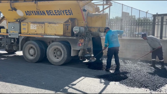 Adıyaman Belediyesi okul çevrelerinde kasis ve hız kesici çalışmalarını yoğunlaştırdı
