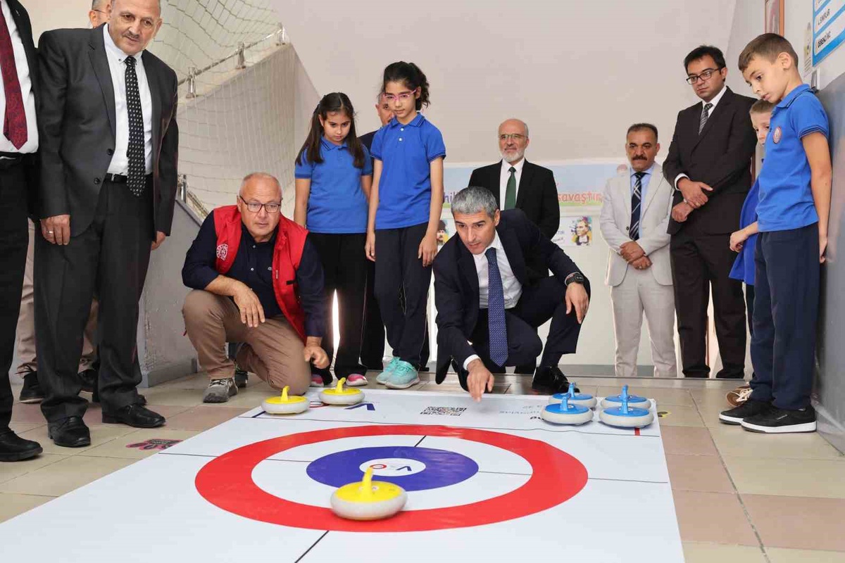 Afyonkarahisar\'da 142 bin 535 öğrenci yeni eğitim yılına başladı