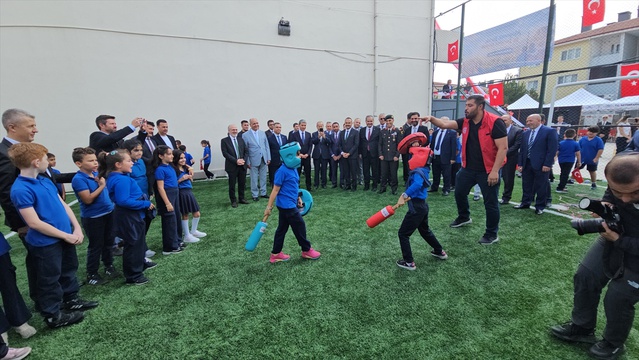 Afyonkarahisar'da yeni eğitim yılı törenle başladı, Vali Aktaş ilk zili çaldı