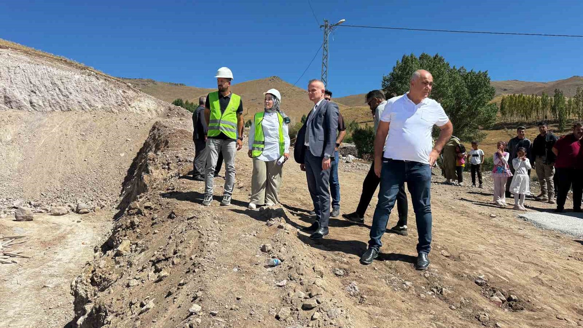 Ağrı Karlıca köyünde tepe tıraşlanarak 120 öğrenciye 8 derslikli okul yeri açıldı
