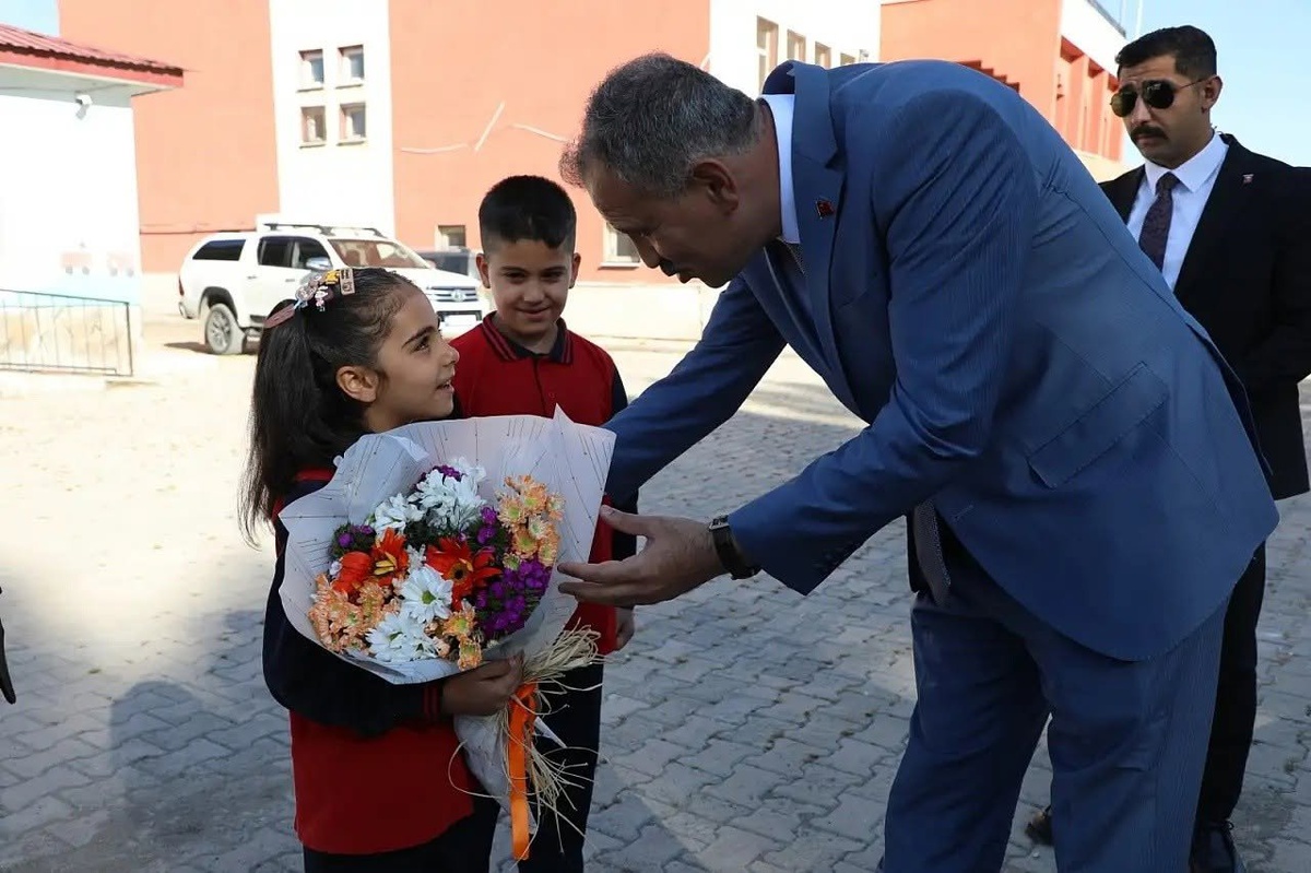 Ağrı\'da 973 okulda 126 bin 898 öğrenci dersbaşı yaptı