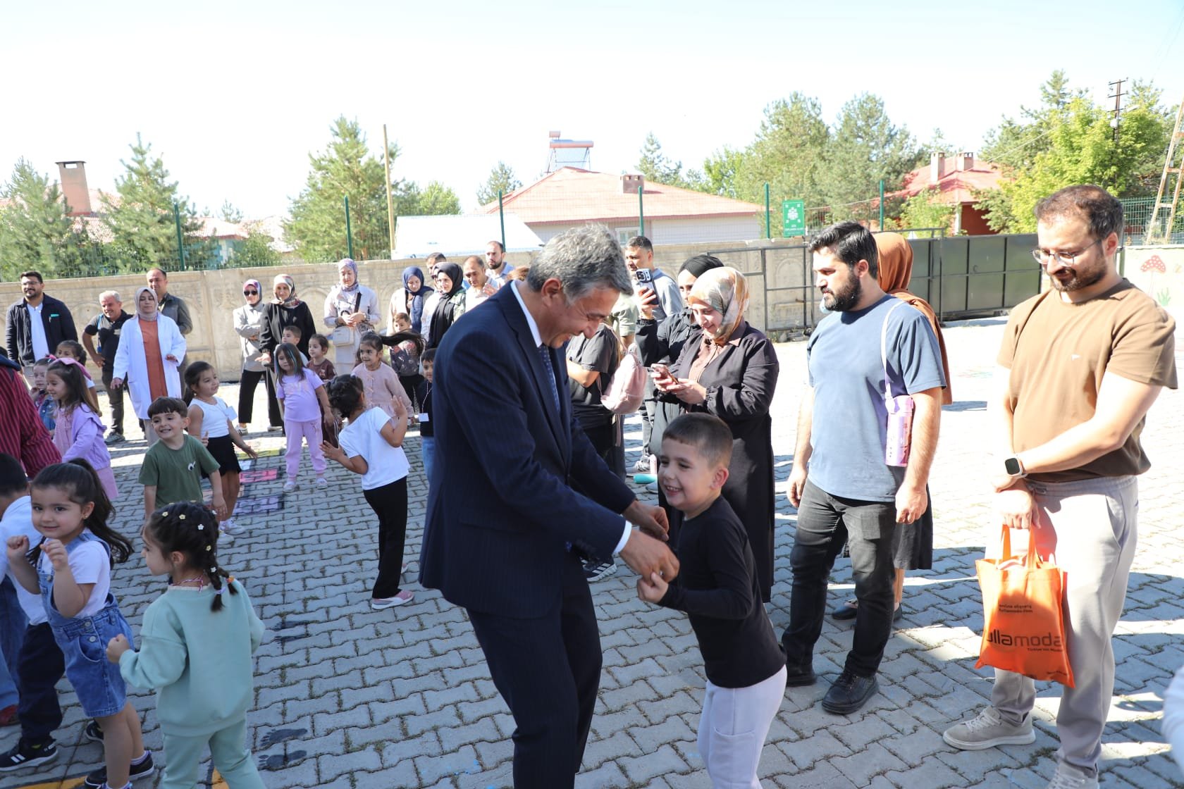 Ağrı İl Milli Eğitim Müdürü Çakan, Uyum Haftası'nda iki okulu ziyaret etti