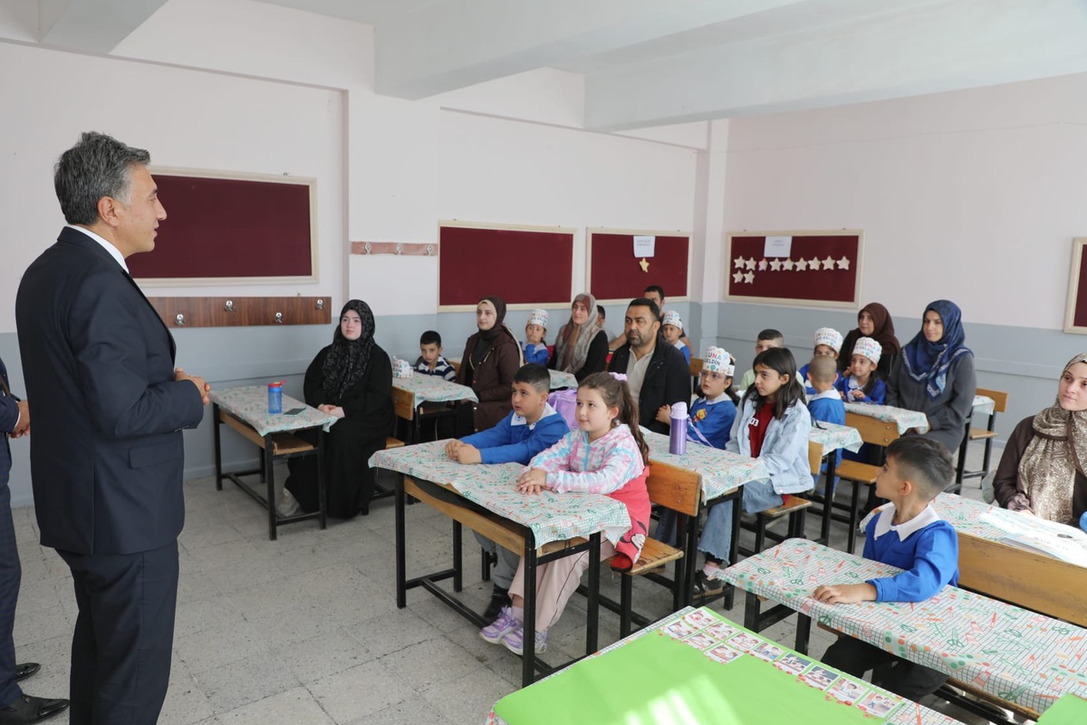 Ağrı İl Milli Eğitim Müdürü Çakan, Uyum Haftası\'nda iki okulu ziyaret etti