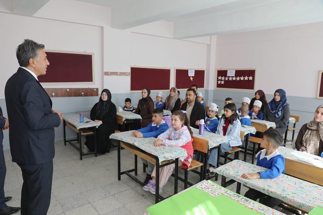 Ağrı İl Milli Eğitim Müdürü Çakan, Uyum Haftası'nda iki okulu ziyaret etti