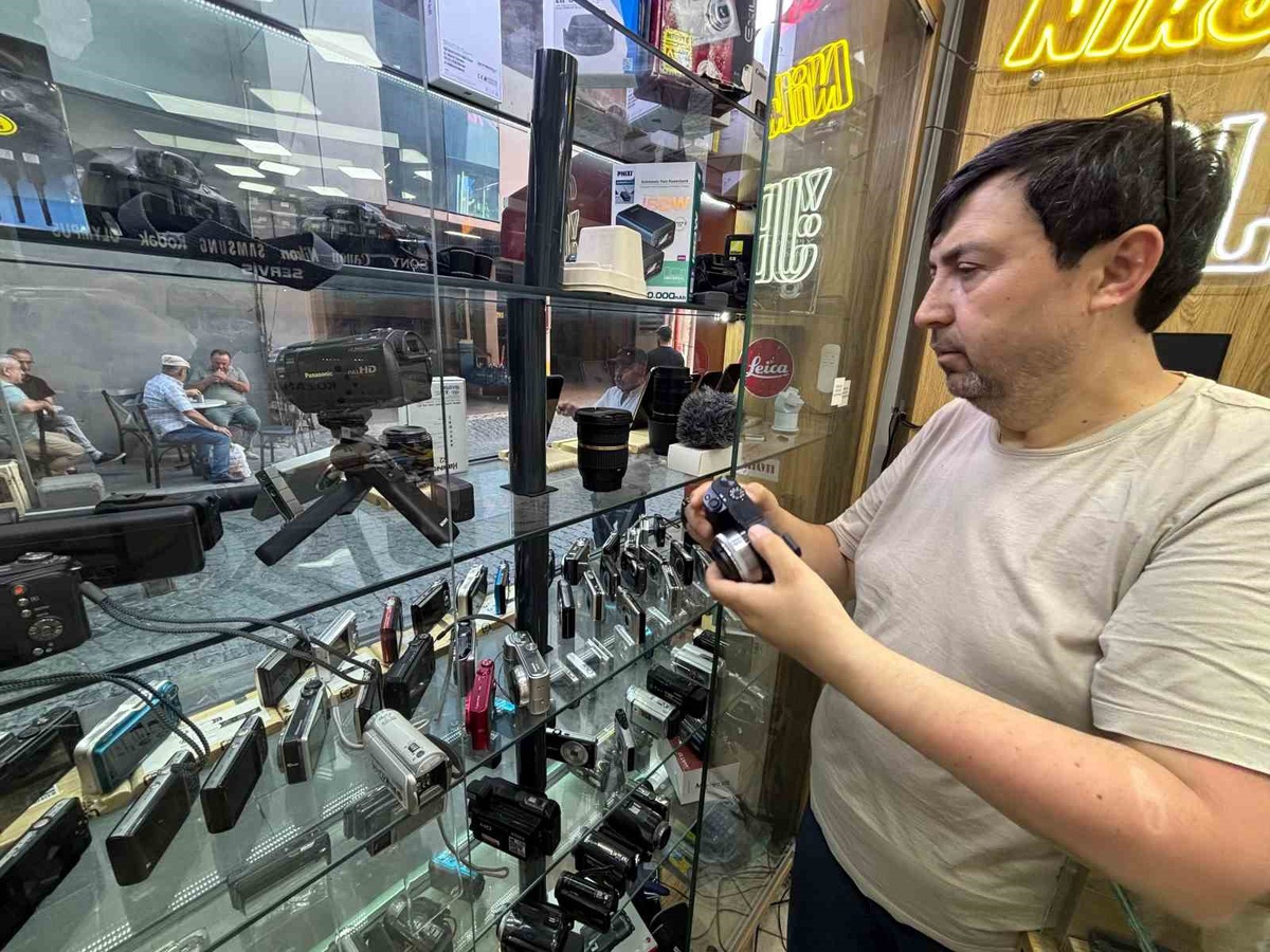 Eskişehir\'de esnaf Kozan, gençlerin eski kompakt fotoğraf makinelerine yöneldiğini söyledi