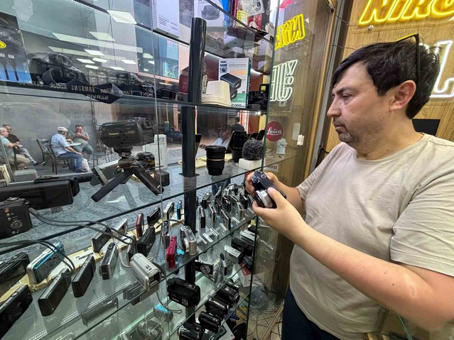 Eskişehir'de esnaf Kozan, gençlerin eski kompakt fotoğraf makinelerine yöneldiğini söyledi