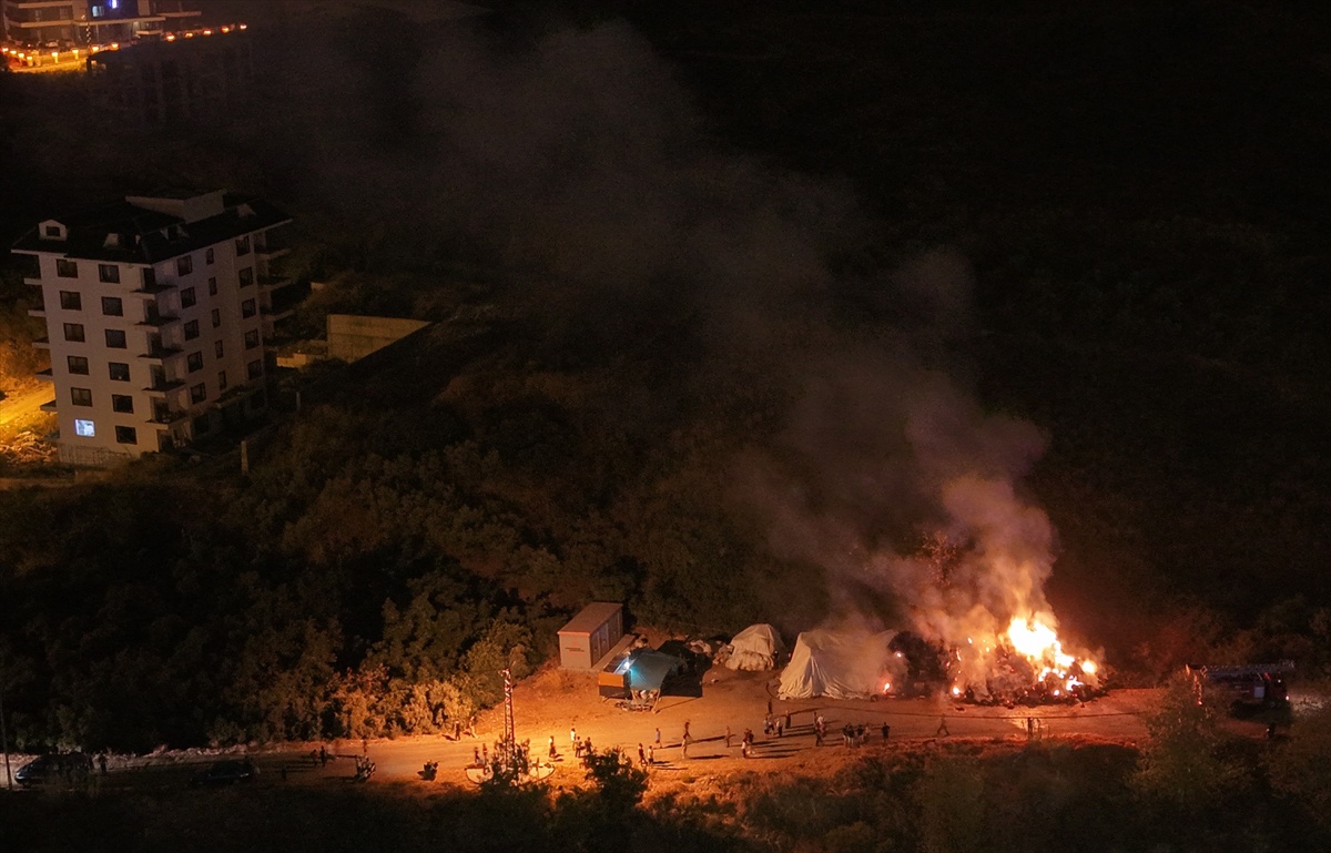 Alanya Demirtaş\'ta saman balyası yangını itfaiye ekiplerince söndürüldü